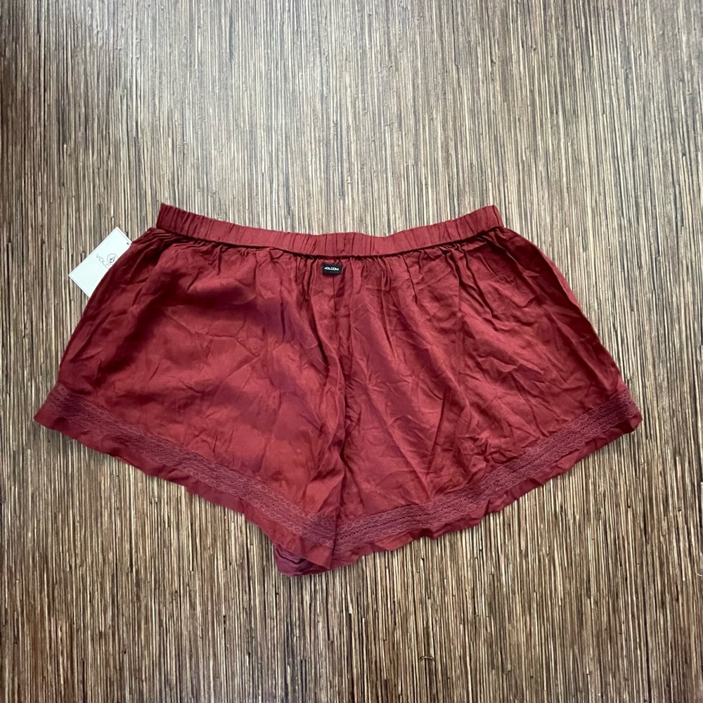 Volcom Juniors Escape Artist Pull On Shorts Size L.  NWT